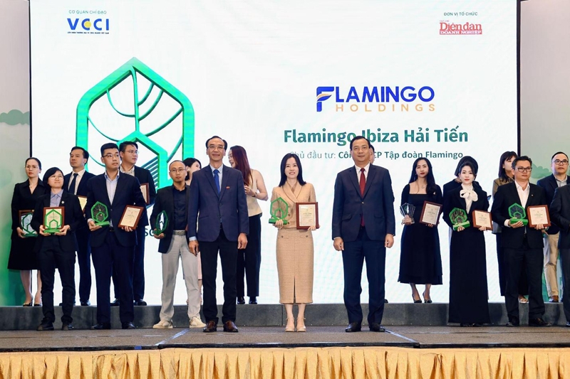 Đại diện Chủ đầu tư Flamingo Holdings tại lễ trao giải Dự án đáng sống 2024